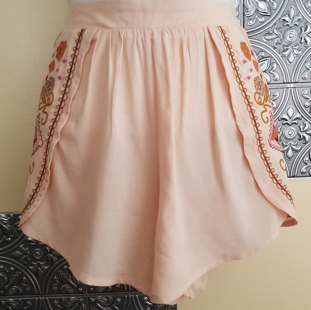 Sky & Sparrow Embroidered Shorts Size M